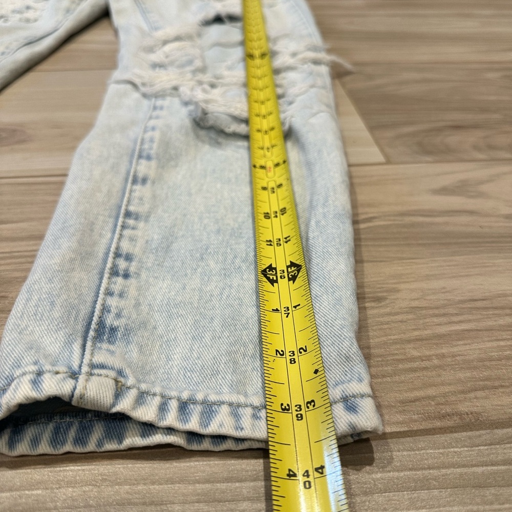 Women’s Riot High Rise Light Wash Mom Jeans with Distressed Details Size 4 - Picture 8 of 10